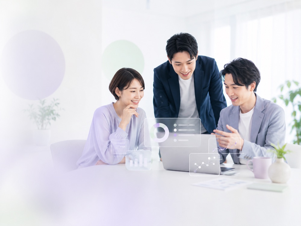 パソコンを囲んで相談するチーム