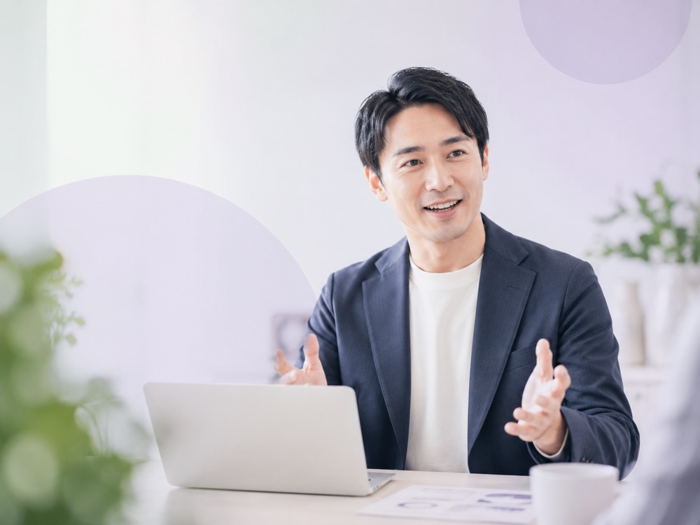 提案の説明をするコンサルタント