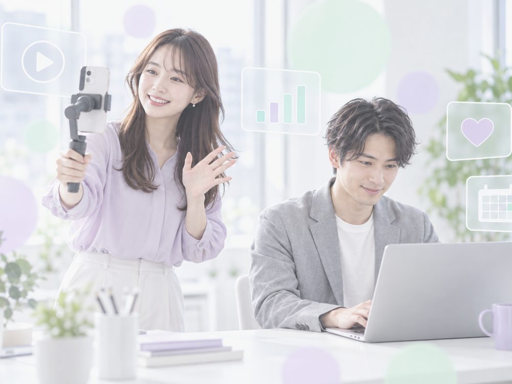 スマートフォンで撮影し、ノートパソコンで動画を編集するスタッフ