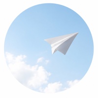 青空を飛ぶ紙飛行機の写真